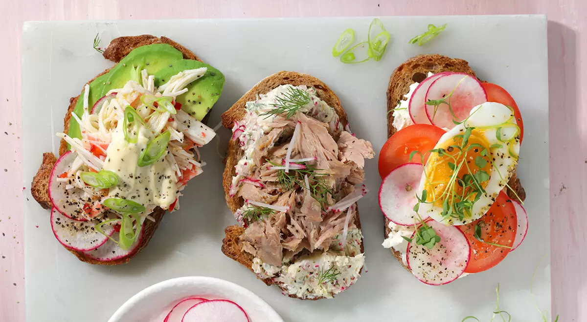 Идеальный завтрак за 5 минут: тосты с редисом на багете