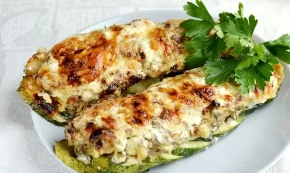 Нежный минтай с кабачками в сырно-сметанном соусе: летние вкусы на вашем столе