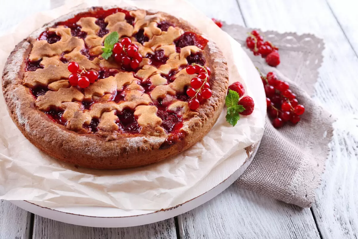 Ароматный песочный пирог с ягодами: просто, быстро и вкусно