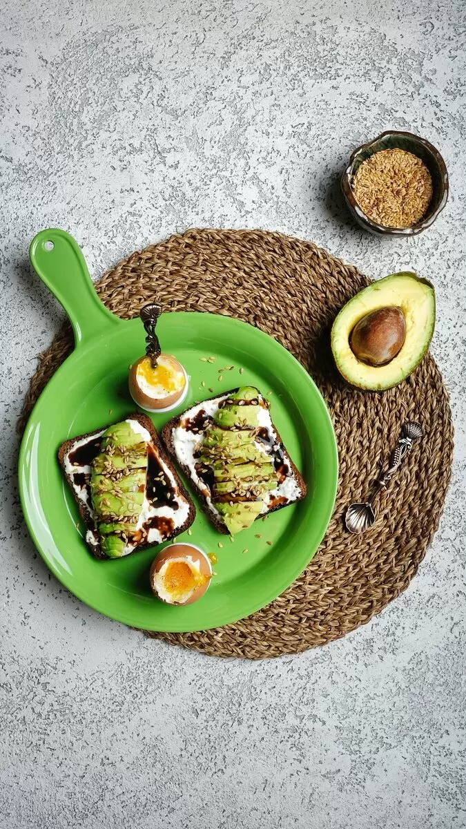 Вкусные тосты с авокадо для яркого утра