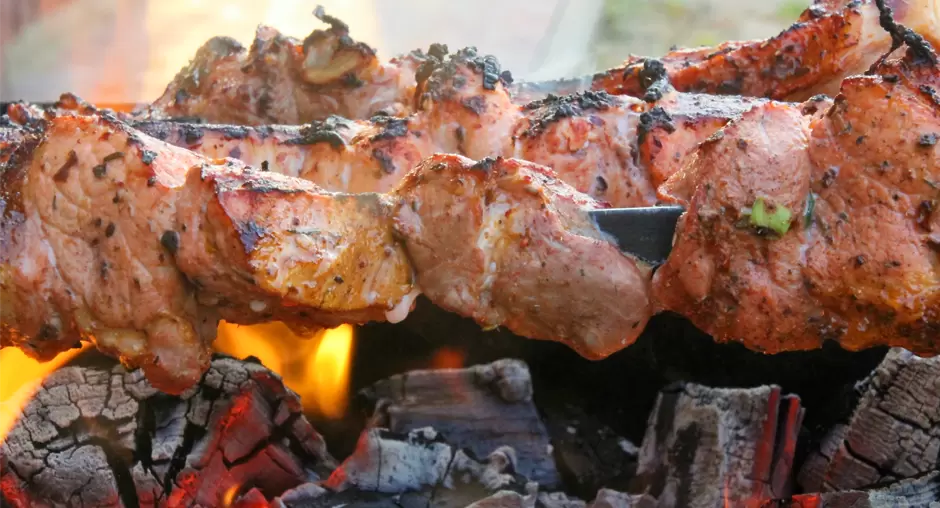 Идеальный шашлык: как выбрать мясо для зимнего отдыха на природе