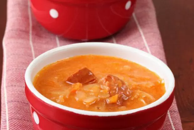 Вкусная колбасная солянка, которую стоит попробовать