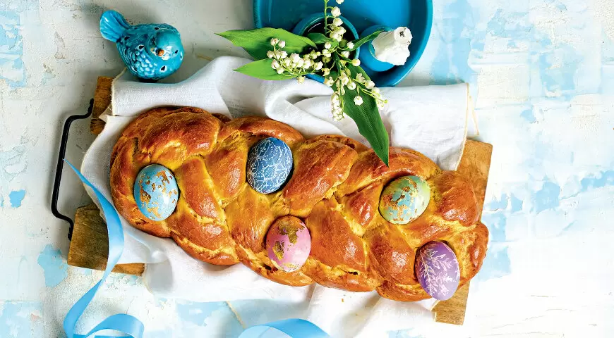 Восхитительная косичка бриошь с крашеными яйцами: к Пасхе с любовью