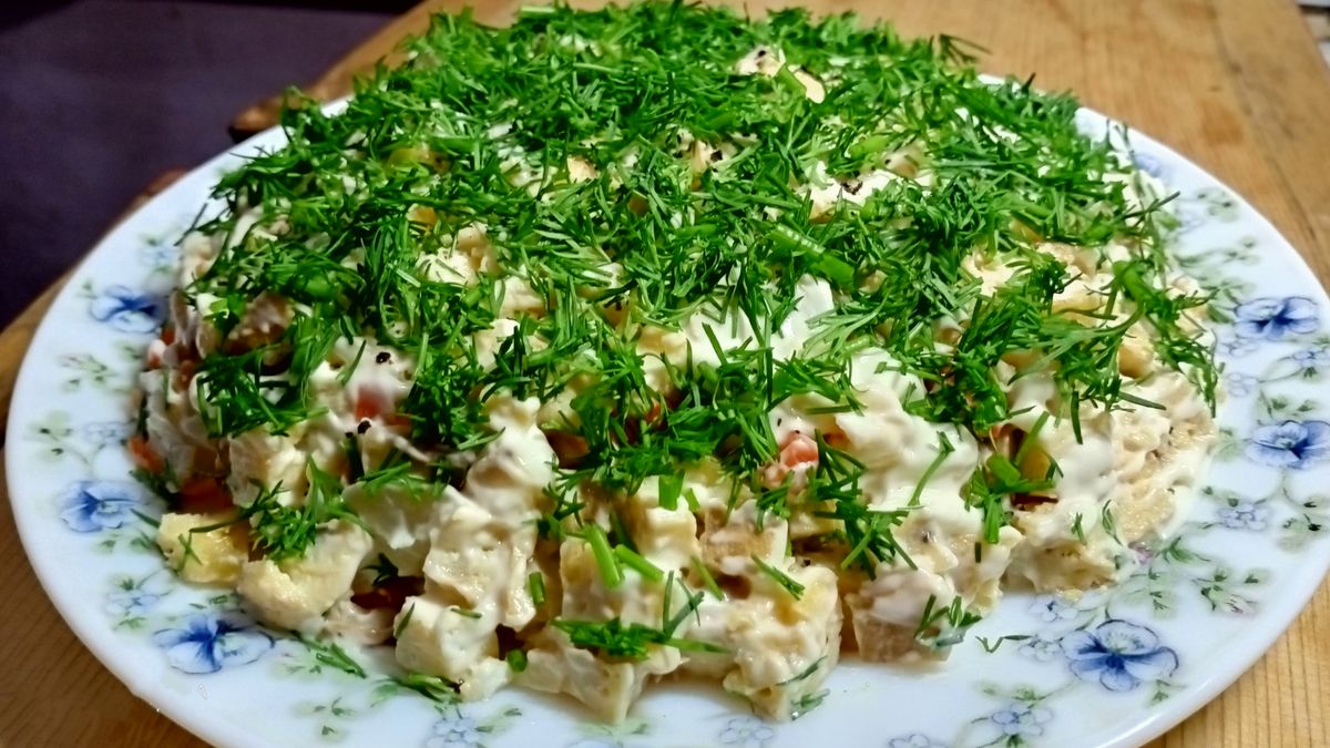 Праздничный салат с шампиньонами и омлетом