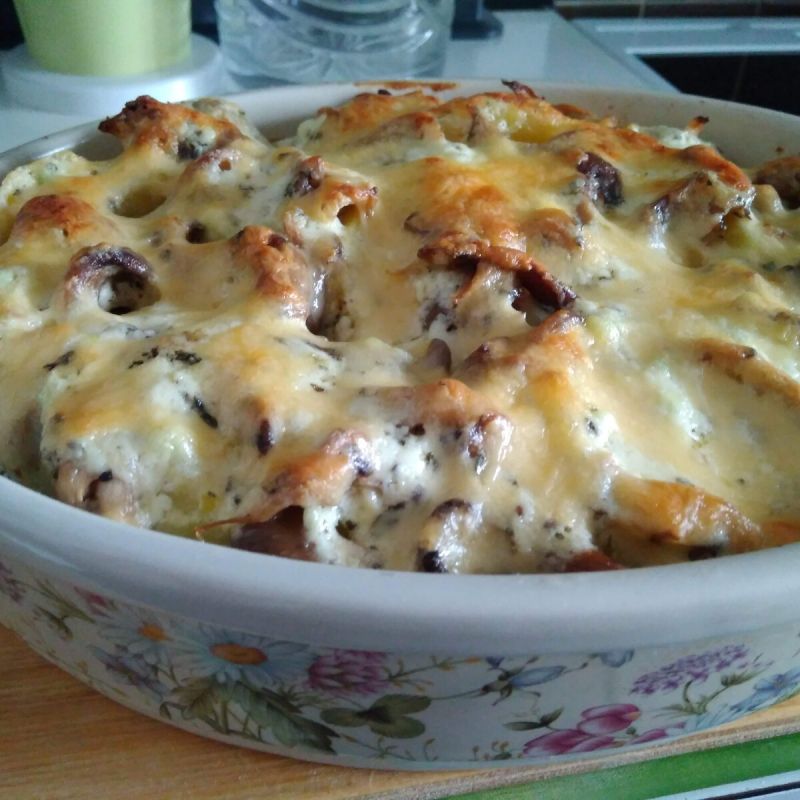 Нежный запечённый картофель в сливочно-чесночном соусе
