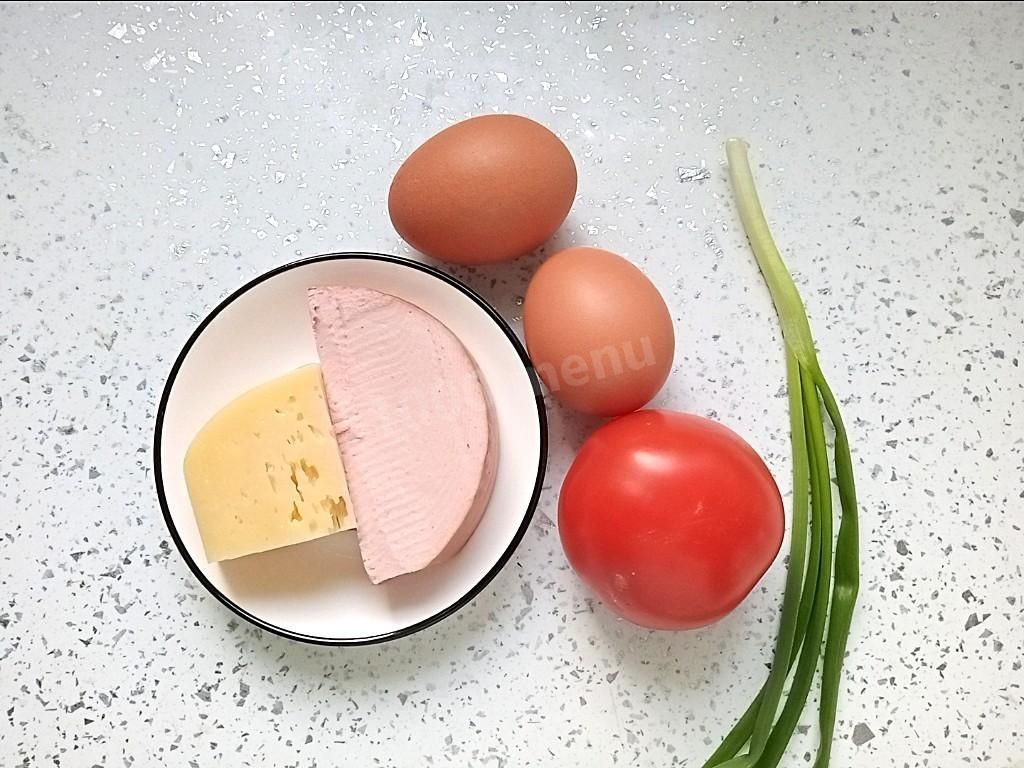 Элегантный завтрак: яйцо кокот с колбасой и сыром