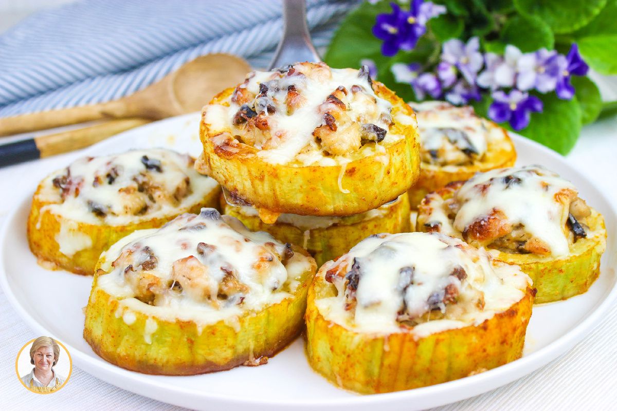 Невероятно вкусно: фаршированные кабачки с курицей и грибами