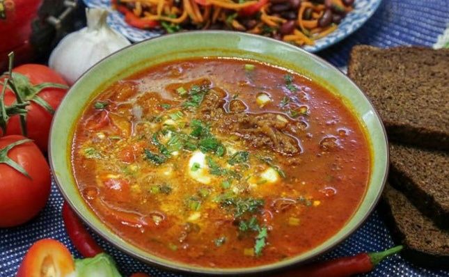 Вкусный томатный суп энчилада с мясом и фасолью